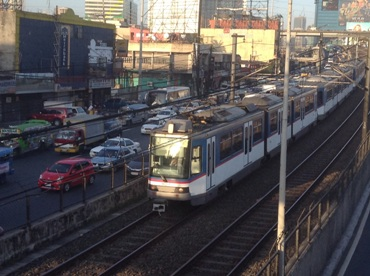 マニラ鉄道システムMRT3号線と自動車の交通渋滞 （筆者撮影）