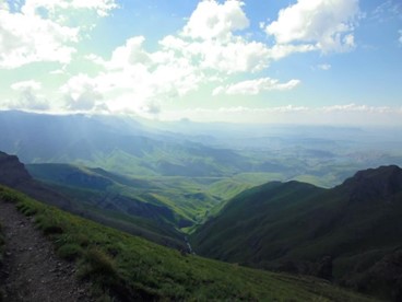 南アフリカ東部、ドラケンスバーグ山脈の山並み (筆者撮影)