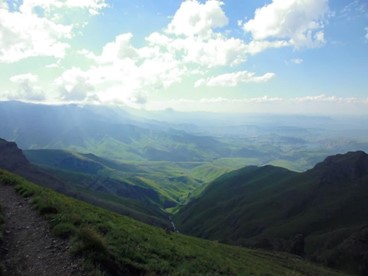 南アフリカ東部、ドラケンスバーグ山脈の山並み （筆者撮影）