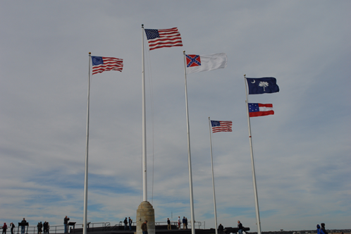 チャールストン湾に浮かぶFort Sumter（南北戦争の口火が切られた砦）に掲揚されている当時の南軍の旗など （写真提供： SCGR 吉村 亮太）