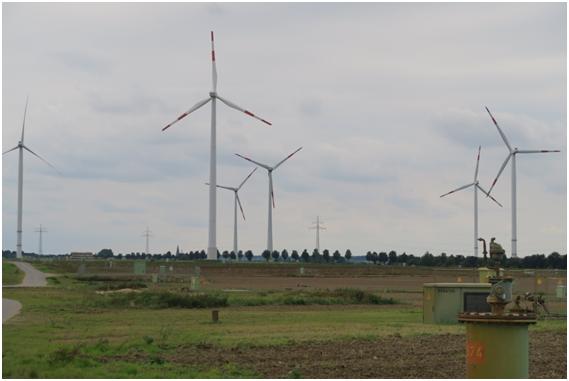 褐炭の採掘現場近くにある風力発電用風車 （筆者撮影）