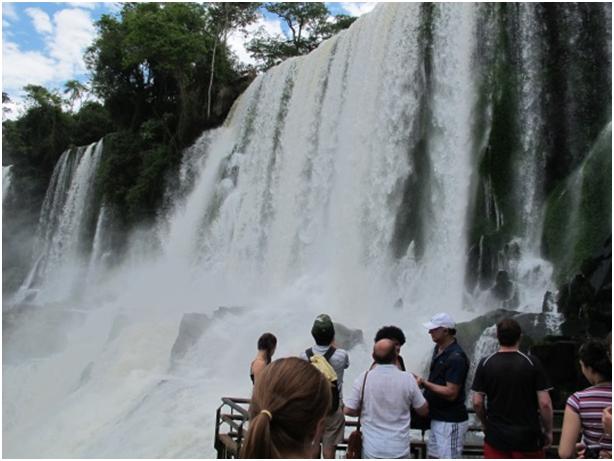 300あると言われるイグアスの滝の瀑布の一つ （筆者撮影）