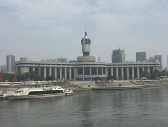 天津駅(前面は海河) (筆者撮影)