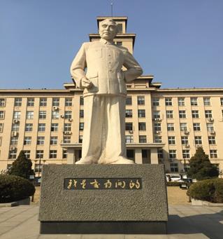 周恩来像(天津南開大学卒) (筆者撮影)