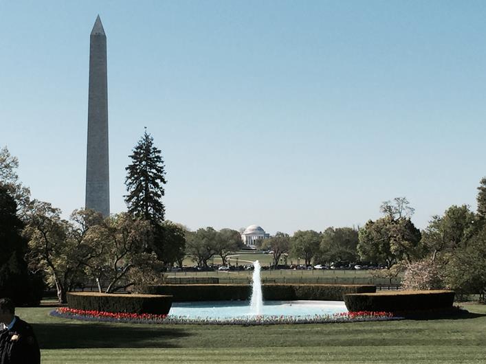 ホワイトハウス南庭から見えるワシントン記念塔とジェファーソン記念館（筆者撮影）