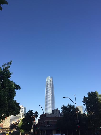 南米最高を誇る68階建てのコスタネラタワー（筆者撮影）