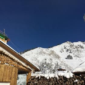 スキー場から見た澄みわたる青空（筆者撮影）