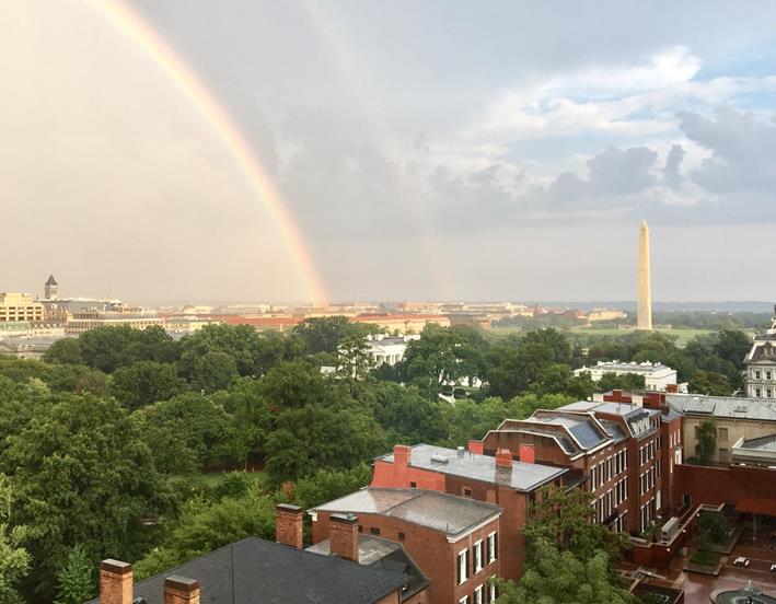 真夏の夕立の後、ホワイトハウスにかかる虹（筆者撮影）