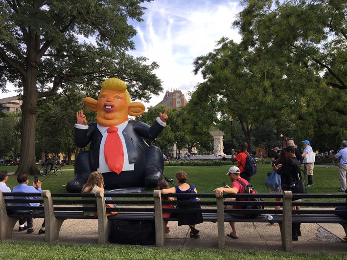 ワシントン市内の公園に突如現れたトランプ大統領の張りぼて（筆者撮影）