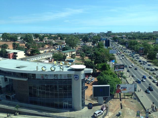 当社アクラ事務所の窓外風景。ギニア湾の水平線が見える（筆者撮影）