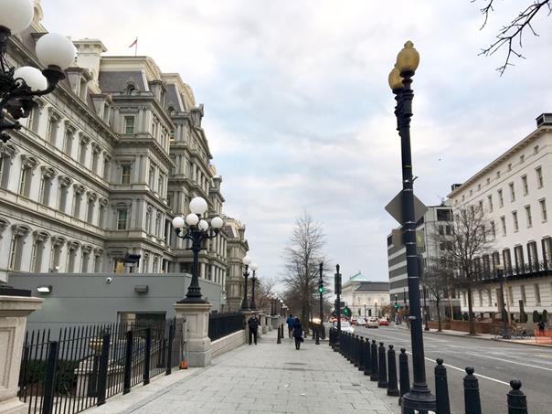 米通商代表部(USTR、右手前建物)とアイゼンハワー行政府ビル(左建物)(筆者撮影)