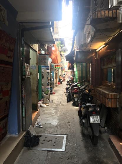 大通りから一本路地に入ると昔ながらのベトナムの様子が広がっている（筆者撮影）