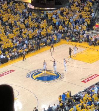 Golden State Warriorsのホーム、Oracle Arena（オラクル・アリーナ）の一体感のある盛り上がりは必見です（筆者撮影）