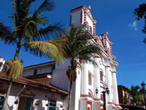 メデジン近郊の町グアタペの教会（足立伸二アンデス住商社長撮影）