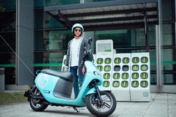 GOGOROの電動スクーターと交換式バッテリーの充電ステーション(写真提供:GOGORO)