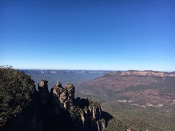 ブルーマウンテンズ、手前の岩がスリーシスターズ（筆者撮影）