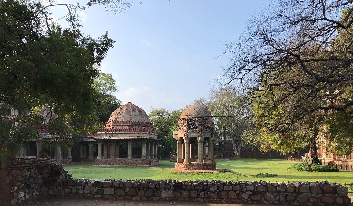 （ニューデリー市民の憩いの場、ハウツ・カズ(Hauz Khaz) 遺跡公園；筆者撮影）