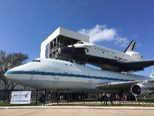 NASAに展示されているスペースシャトル（筆者撮影）