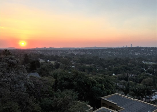 ヨハネスブルクの夕暮れ、地平線上にサントン中央ビジネス地区を望む（住友商事の事務所もここにあります）（筆者撮影）