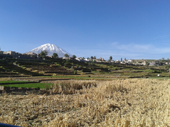 アレキパからミスティ火山を望む（筆者撮影）