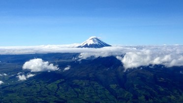 上空から見たコトパクシ火山（筆者撮影）