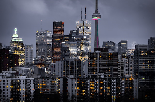 CNタワーの夜景（Photo on Unsplash）