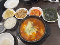 キムチや韓国のり、ナムルなどは、基本的に無料でお代わり自由(当社日本人駐在員撮影)