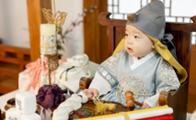 韓国伝統服で満1歳の記念写真(当社日本人駐在員提供)