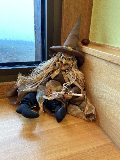 ブロッケン山で微笑む魔女の人形の写真(筆者撮影)